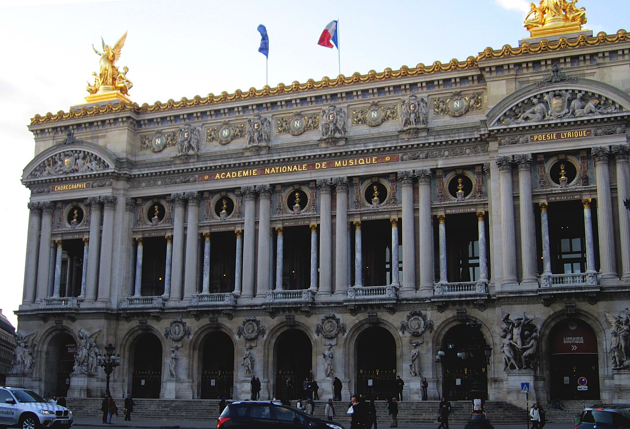 Façade monumentale d'un théâtre lyrique parisien du XIXe siècle