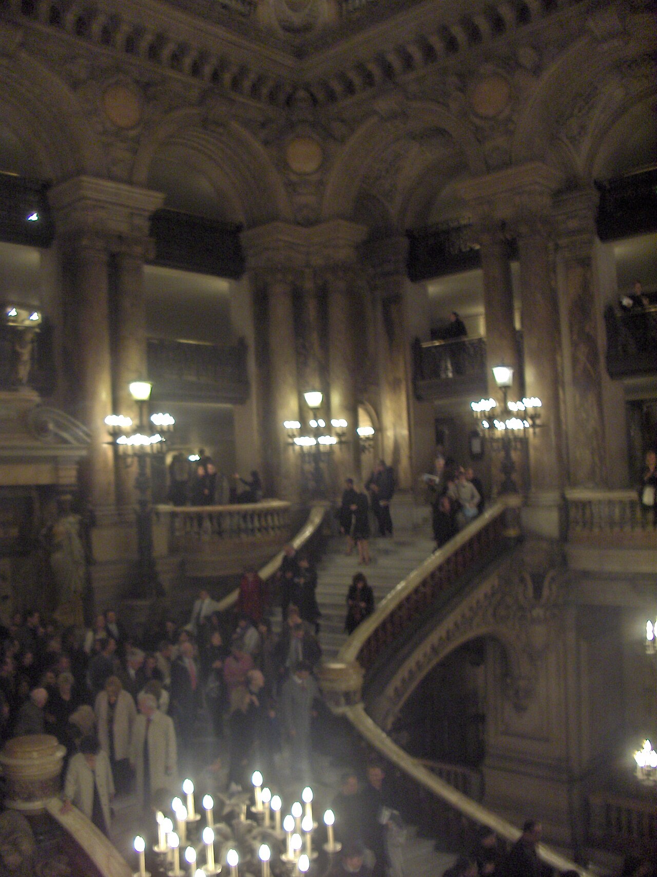 Le Grand Escalier d'un théâtre lyrique parisien, marbres et rampe ouvragée